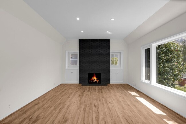Building Photo - 2151 N Altadena Dr