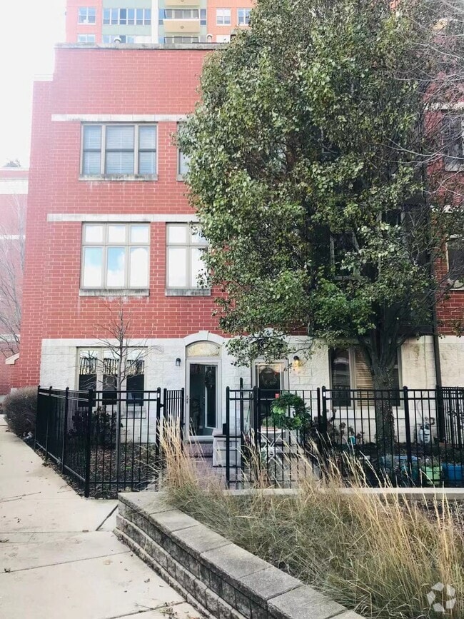 Building Photo - 331 E 17th St