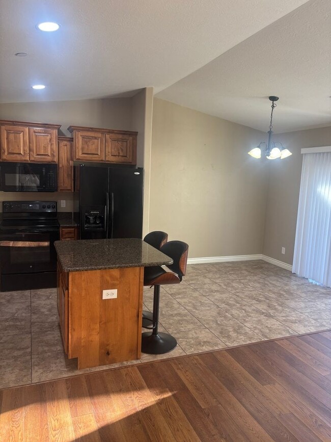 Building Photo - Beautiful top-level 3 bed 2 bath condo!