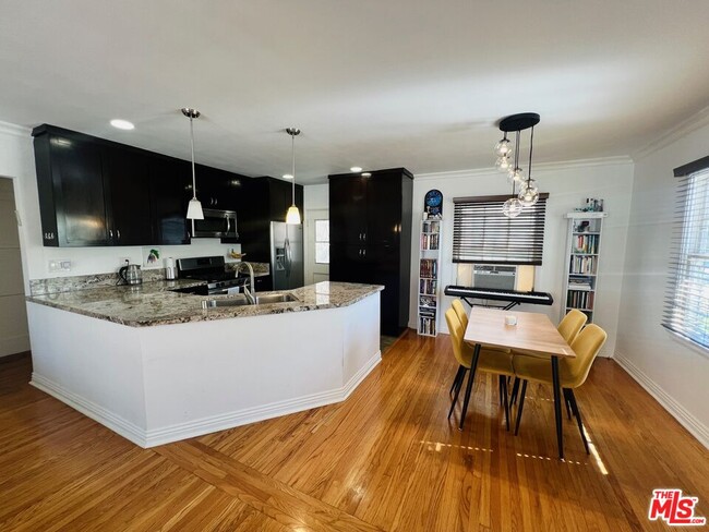 Building Photo - 1476 S Crest Dr