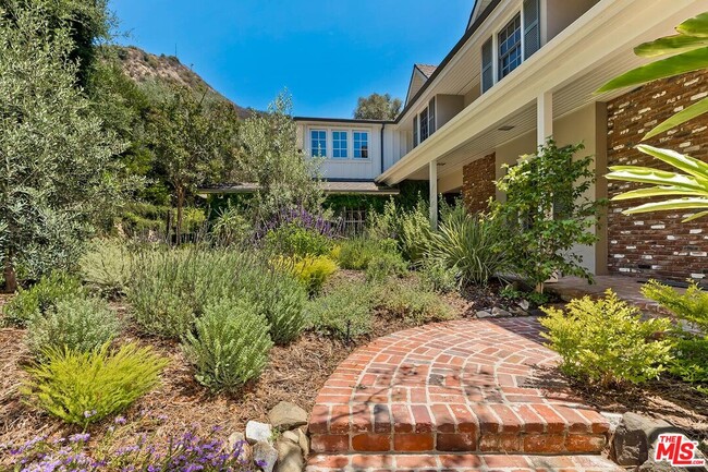 Foto del edificio - 7972 Mulholland Dr
