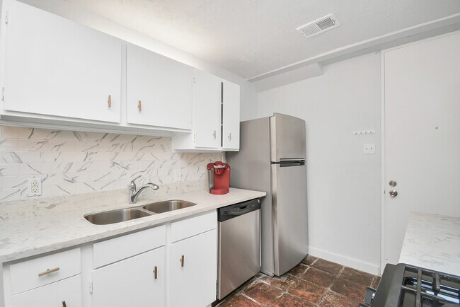 Building Photo - 21 Lakeway St