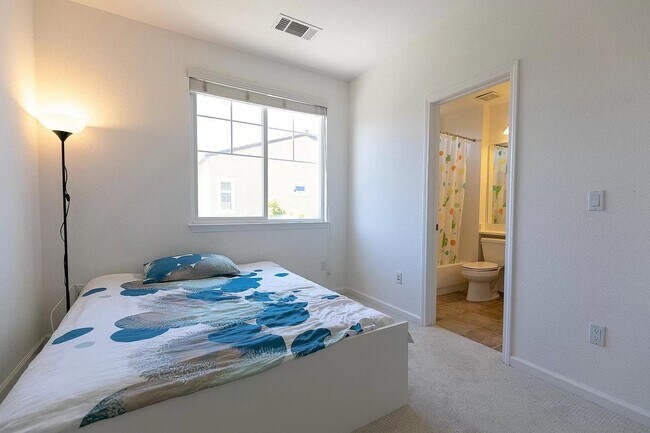 Foto del edificio - QUIET, PRIVATE LIVING CLOSE TO EVERYTHING ...