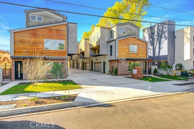 Primary Photo - 530 Fano St