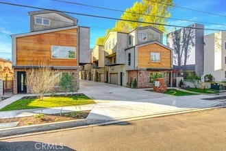 Building Photo - 530 Fano St