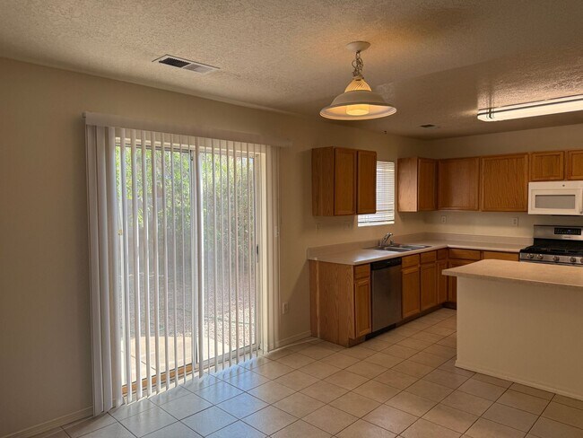 Foto del edificio - 4 Br, 2.5 Bath, loft upstairs, landscaped ...