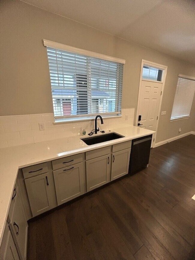 Building Photo - Newer! 2 Bed / 2.5 Bath Townhome Commerce ...