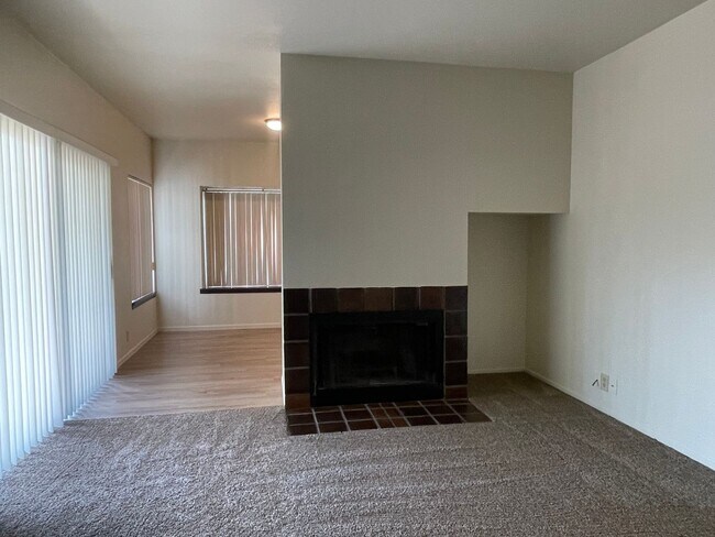 Building Photo - 2 BED 2 BATH RIDGECREST CONDMS MOVE IN READY
