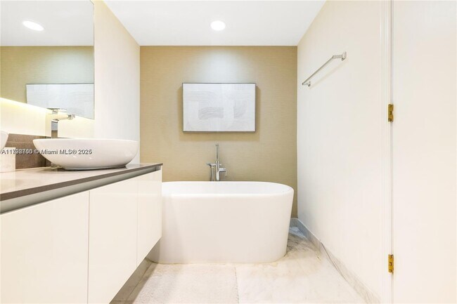 Foto del edificio - 9821 E Bay Harbor Dr
