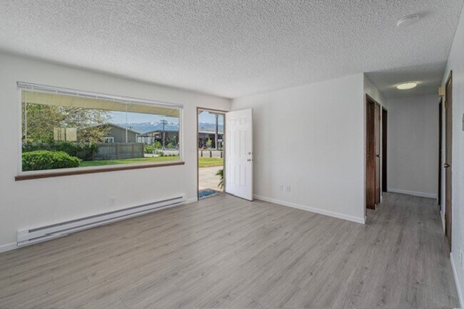 Foto del edificio - 1037/1039 Eastmont Ave. Duplex
