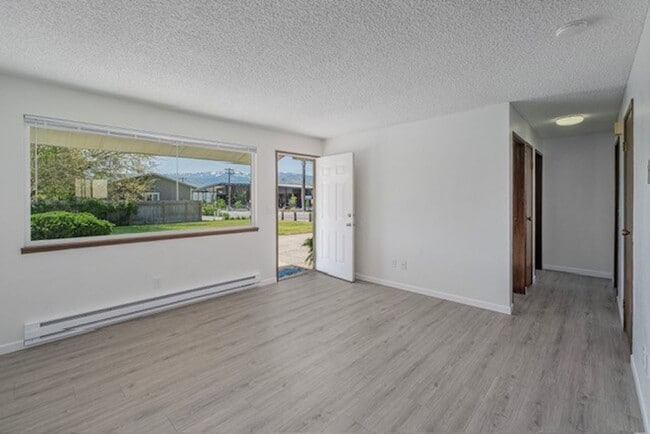 Building Photo - 1037/1039 Eastmont Ave. Duplex