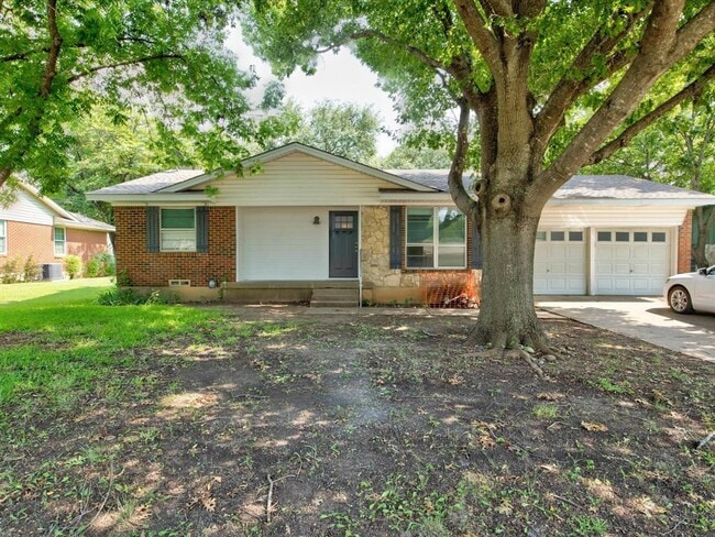 Building Photo - 204 E Ave East