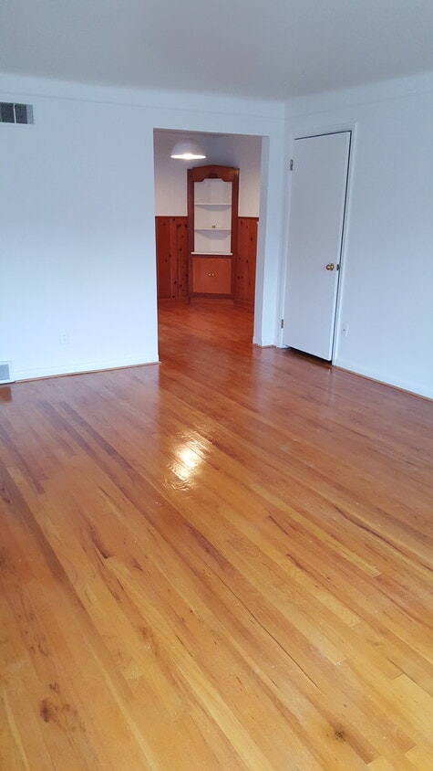 Primary Photo - 2951 Linwood Ave