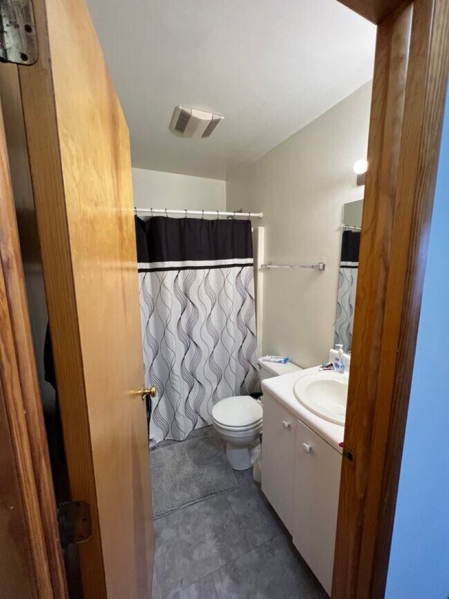 Building Photo - 608 Clay Ln