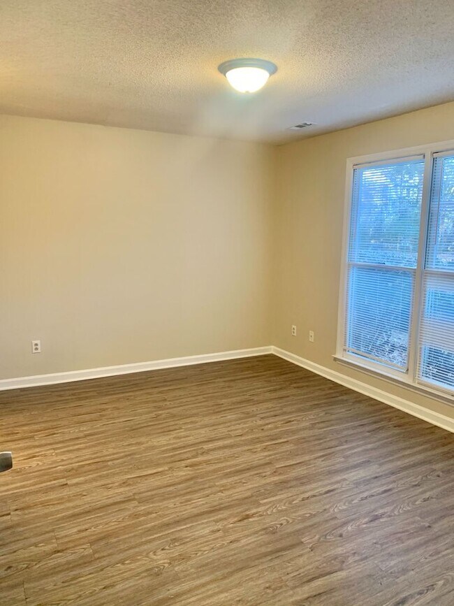 Foto del edificio - 720-B Powell Drive ~ Updated 3 bedroom tow...