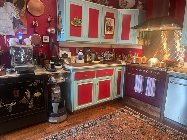 Kitchen - 1917 SW Market Street Dr