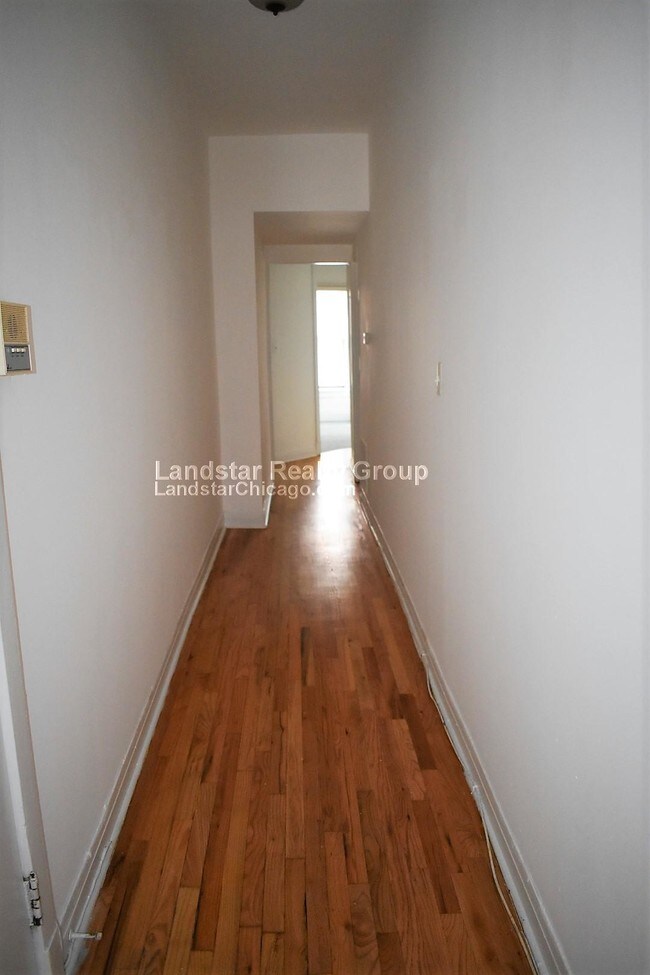 Building Photo - Right by Depaul! 3 bed 1 bath. No deposit!
