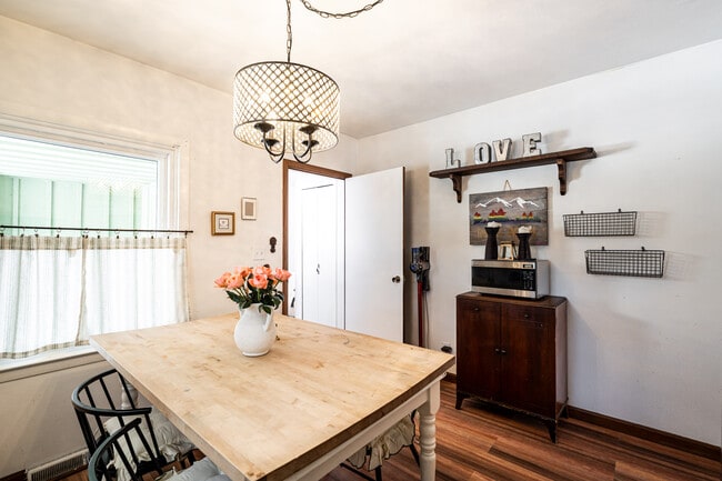 Building Photo - 535 W Montclaire Ave