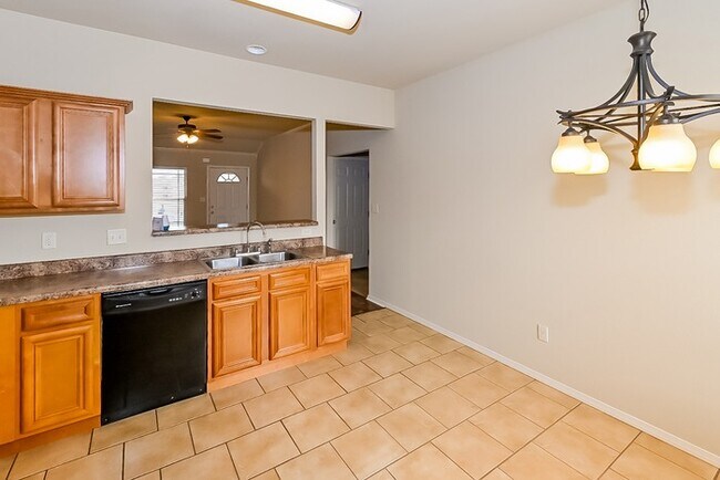 Building Photo - Charming 3 bedroom