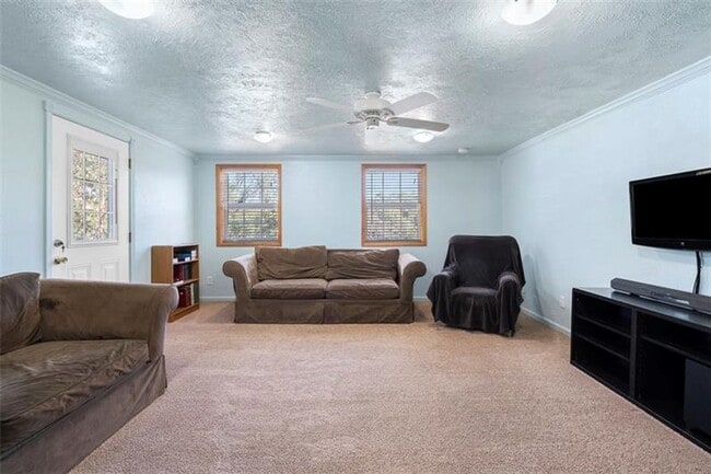 Foto del edificio - 3-Bedroom Home in Carrick on Private Street