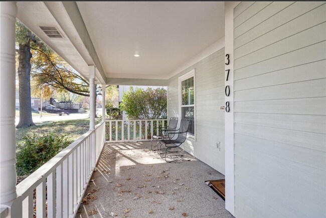 Foto del edificio - Schedule a Showing Today!!!  Don't Miss Out On This Spring Special!!
