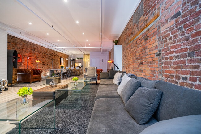 Building Photo - 7 Rue Notre-Dame Ouest-SI FL2-ID1602027P