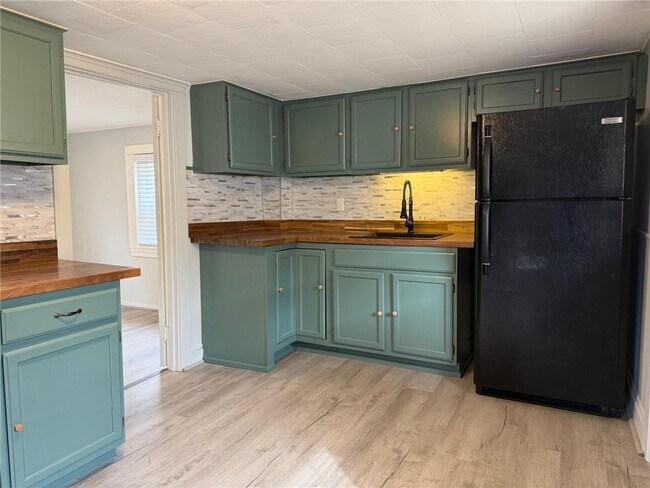 Foto del edificio - 144 Hopkins Hill Rd