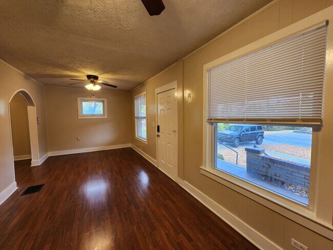 Foto del edificio - 3 Bedrooms, 1.5 Bath Brick Bungalow with Basement & Large Yard.  Close to UofL.