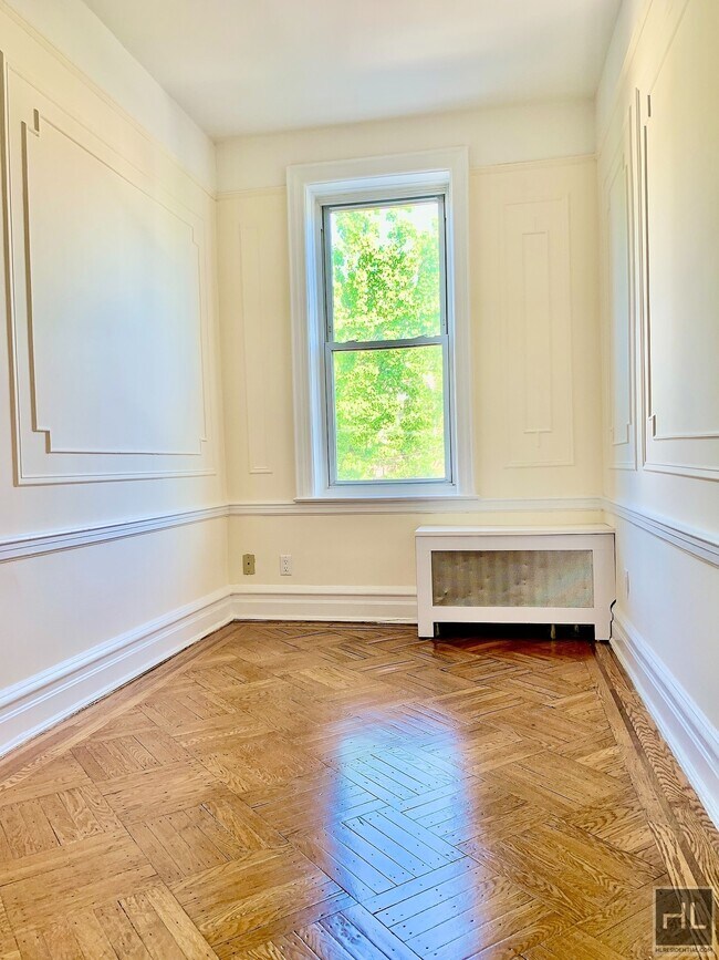Building Photo - LARGE 3 BEDROOM IN BAY RIDGE!!! PARROTT PLACE