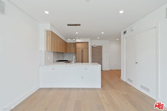 Building Photo - 1 br, 1 bath Condo - 399 E Del Mar Blvd # 106