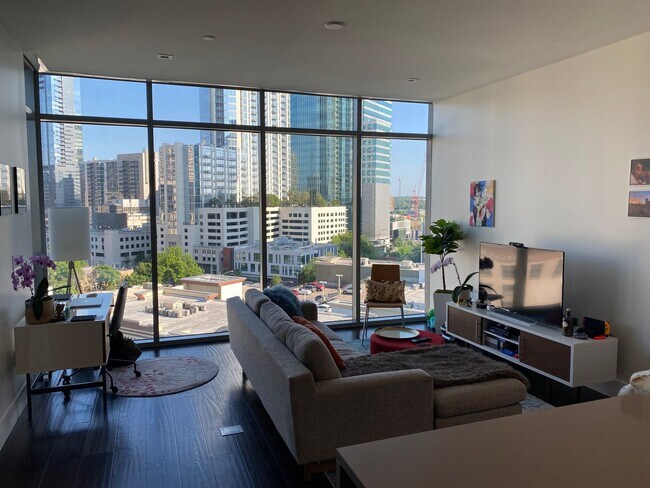 Foto del edificio - Spacious 930 SF Luxury Condo | Fifth & West | Market District