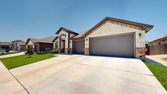 Building Photo - SOLAR PANEL 4 BEDROOM HOME  IN HERITAGE OAKS!