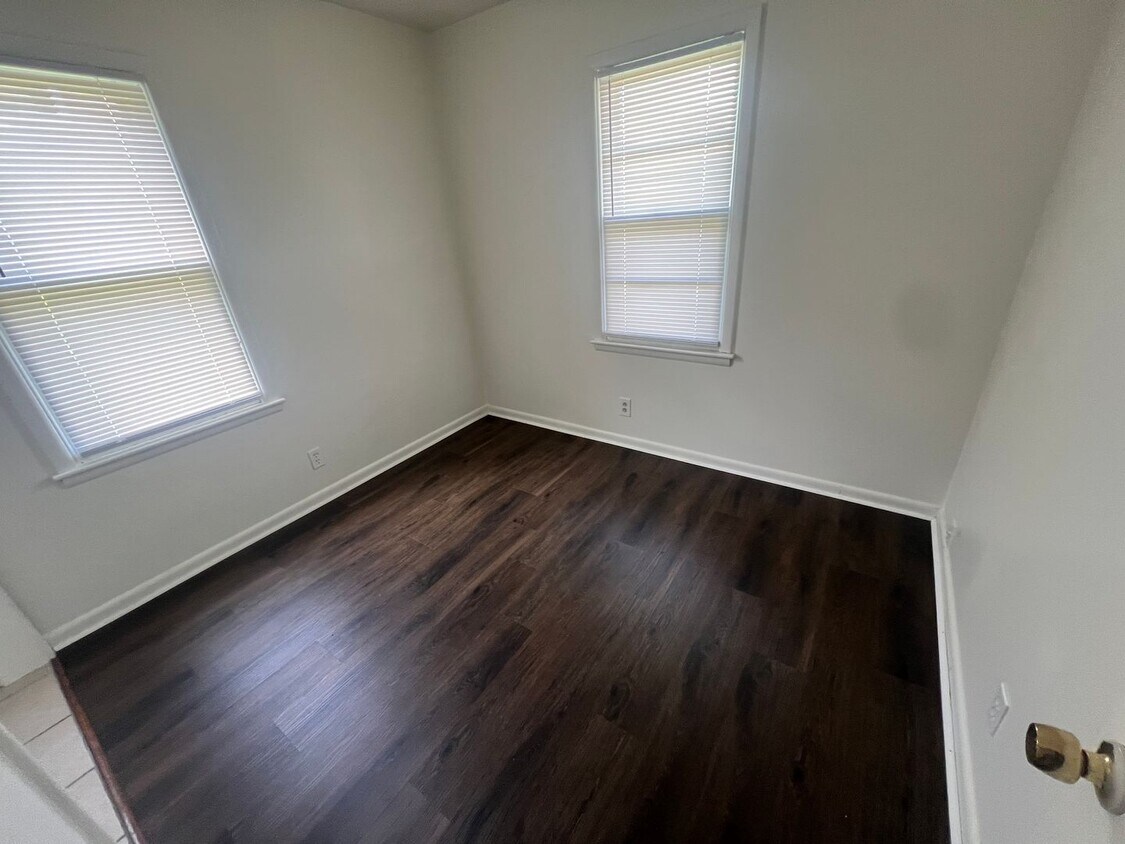 Building Photo - Spacious 2 bedroom townhome