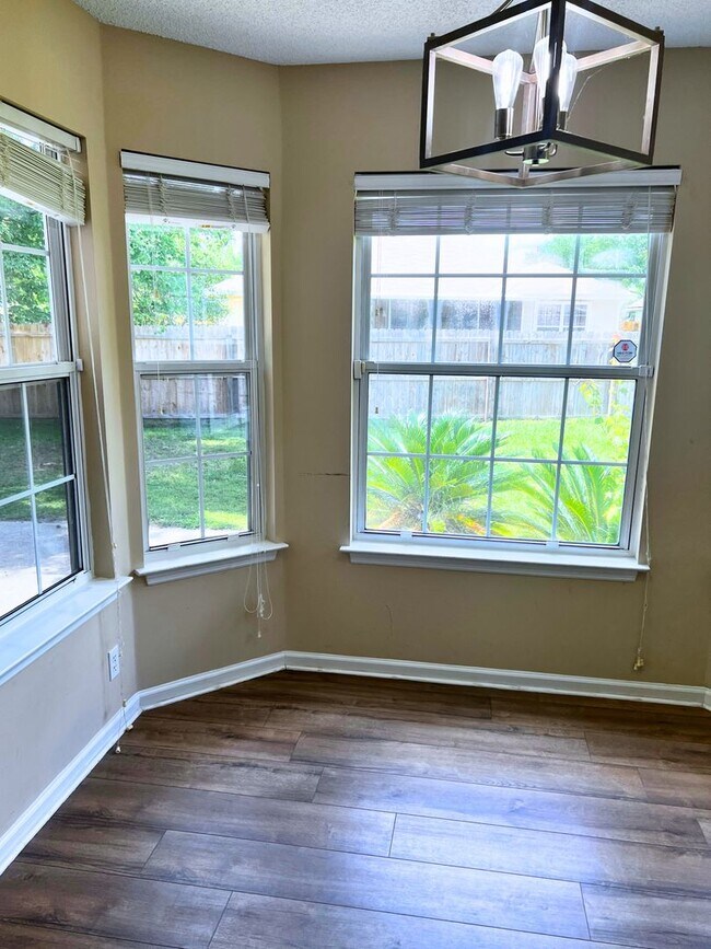 Foto del edificio - Charming 4/2 with fenced in yard