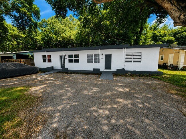 Foto del edificio - 1664 NE 146th St