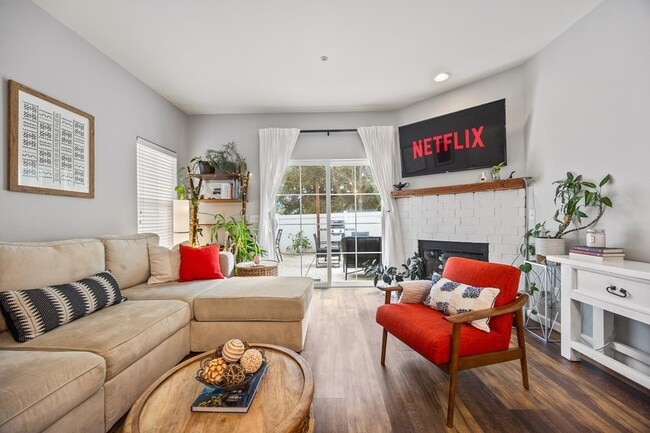 Foto del edificio - Spacious 3-Bedroom Townhouse in Burgundy H...