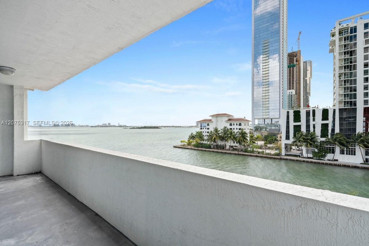 Foto del edificio - 500 NE 29th St