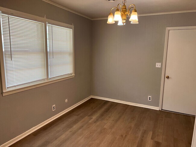 Building Photo - 3 bedroom 1.5 bath garage and fenced