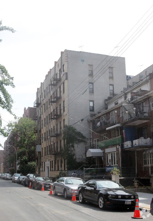 Foto del edificio - 1746 E 13th St