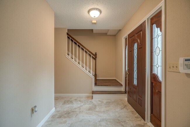 Building Photo - 11 Robin Run Dr