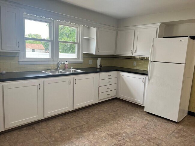 Foto del edificio - 108 Airport Rd