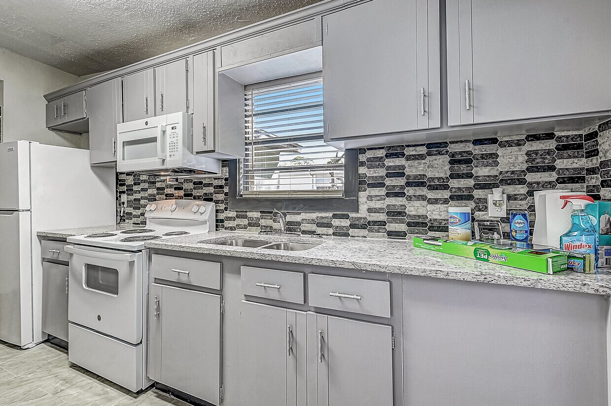 Foto principal - 2742 Begonia Rd