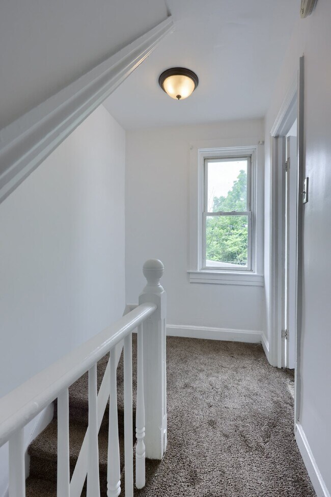 Building Photo - 5 bedroom 1.5 bath. Home available now.