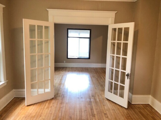 Foto del edificio - Main Floor Duplex Available Now, Refinishe...