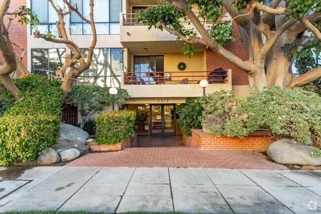Entrada - 1312 S Saltair Ave