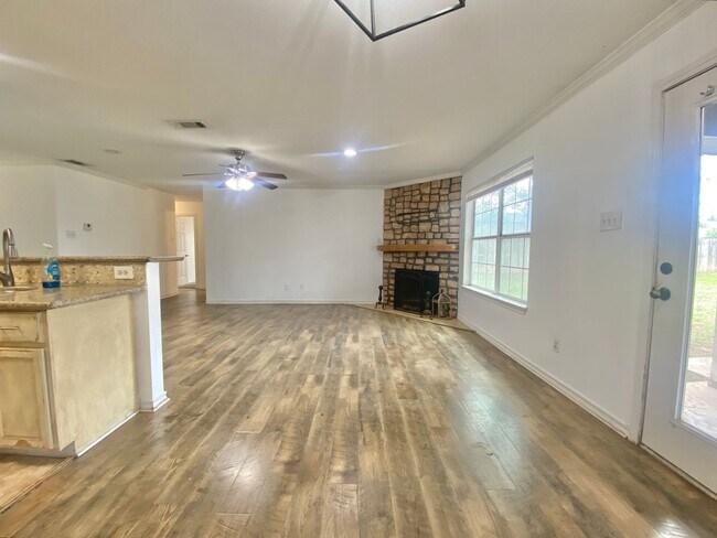 Foto del edificio - Now available - 4 bed 2 bath 1 car garage now available in Tech Terrace