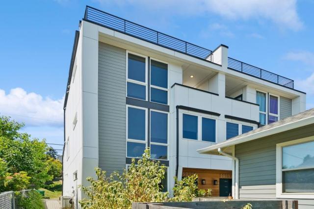 Foto principal - 3 bedroom in Seattle WA 98136