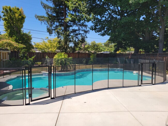 Building Photo - Incredible North Gate  Rancher with Pool
