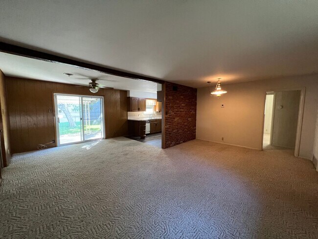 Foto del edificio - CHARMING 3 BEDROOM 2 BATH ONE STORY HOME W...