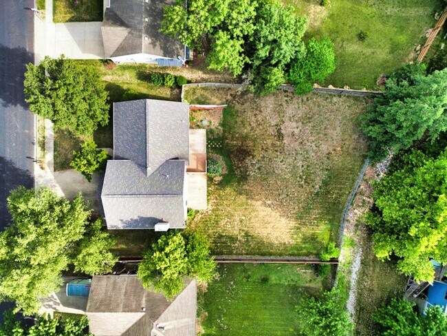 Foto del edificio - Fantastic Location! Close to MKT & Twin Lakes! 3BR/2.5BA/2000sqft., 2-Car Garage, Large Fenced Ya...